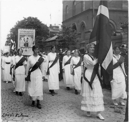 Kvindetoget til Amalienborg i 1915 og kampen for politisk stemmeret 1886-1915
